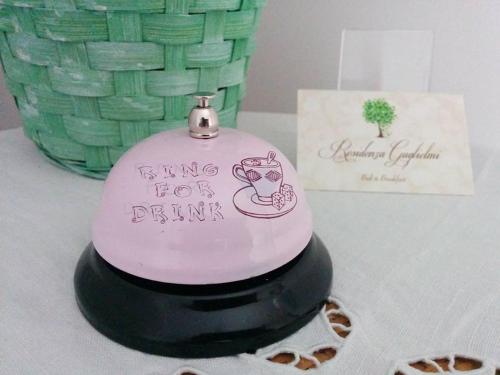 a pink cake with a hello kitty on it at Residenza Guglielmi in Campobasso