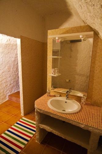a bathroom with a sink and a mirror at Cueva Pura Vida in Pulpite