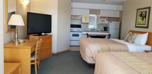 
A television and/or entertainment centre at Athabasca Lodge Motel
