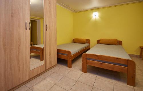 mały pokój z 2 łóżkami i lustrem w obiekcie Martiany gm.Kętrzyn( Ośrodek Wypoczynkowy) w mieście Martiany