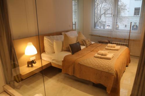 1 dormitorio con 1 cama, 1 silla y 1 ventana en Feel Home in Vienna en Viena