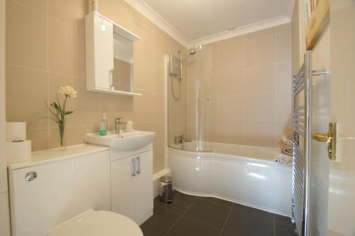 y baño con aseo, lavabo y bañera. en 1 WATER PUMP HOUSE, en Bury Saint Edmunds