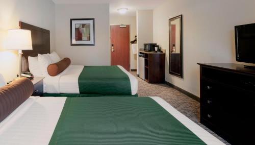 Ένα ή περισσότερα κρεβάτια σε δωμάτιο στο Cobblestone Inn & Suites - Durand