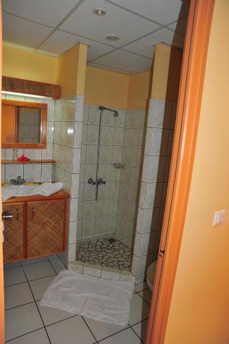 Un baño de Hotel Hibiscus