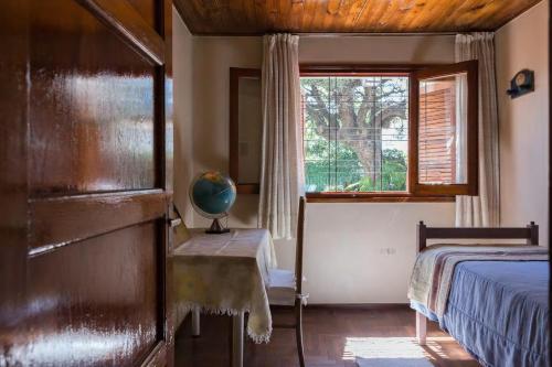 a bedroom with a bed and a window at Hospedaje La Casa del Ceibo in Córdoba