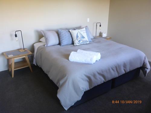 a large bed with two towels on top of it at Fran and Frankie's Bed & Breakfast in Luggate