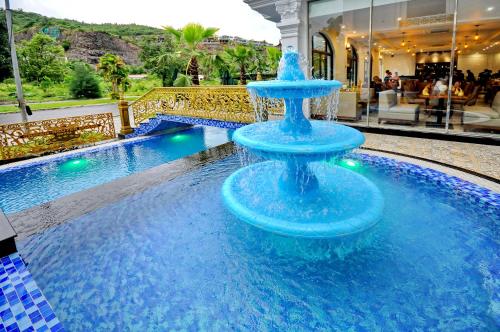 A piscina localizada em Crown Nguyen Hoang Hotel ou nos arredores