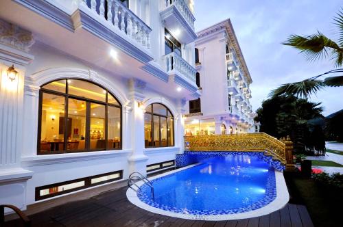 A piscina localizada em Crown Nguyen Hoang Hotel ou nos arredores
