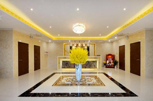 O saguão ou recepção de Crown Nguyen Hoang Hotel