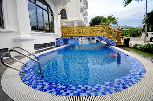 A piscina localizada em Crown Nguyen Hoang Hotel ou nos arredores