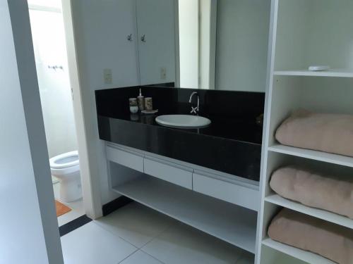 a bathroom with a sink and a mirror at Mirante de Escarpas 1402 in Capitólio