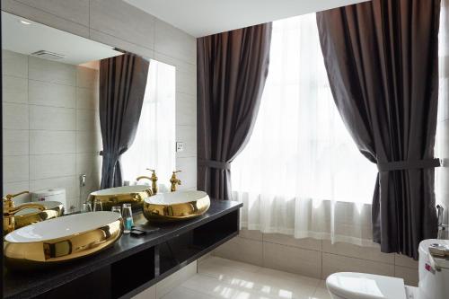 a bathroom with two sinks and a large mirror at DREAM LUXURY HOTEL in Muar