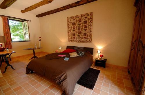 une chambre avec un grand lit dans une pièce dans l'établissement La Grande Sauvagère, à Saint-Pierre-de-Plesguen