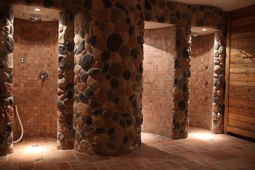 クリニツァ・ズドルイにあるHotel Mercure Krynica Zdrój Resort&Spaの石壁のバスルーム
