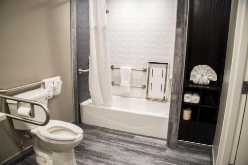 Kamar mandi di SureStay Plus by Best Western Santa Clara Silicon Valley