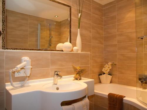 a bathroom with a sink and a bath tub at Haus Annakogl und Haus Barbara in Obergurgl