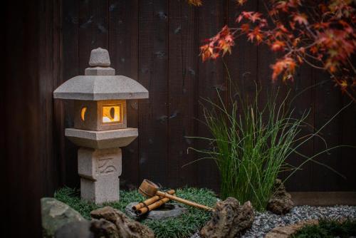 un jardín en miniatura con una linterna y un bate de béisbol en Kyomachi Rakunan, en Kioto