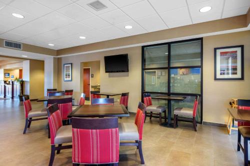 Μια τηλεόραση ή/και κέντρο ψυχαγωγίας στο Comfort Inn & Suites LaGrange East