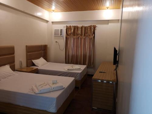 Een bed of bedden in een kamer bij Meaco Royal Hotel - Malabon