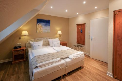 a bedroom with a large bed and a staircase at Hotel Savoy Hannover in Hannover