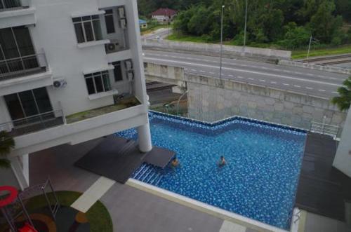 uma vista superior de uma piscina num edifício em Taiping Centre Point Suite 9 by BWC em Taiping