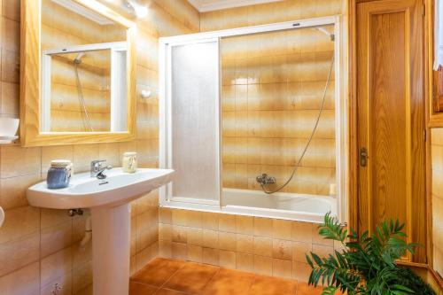 Koupelna v ubytování Chalet Joan i Nuria By homevillas360