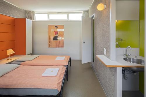Кровать или кровати в номере Lausanne Youth Hostel Jeunotel