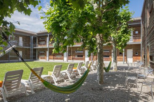 Сад в Lausanne Youth Hostel Jeunotel