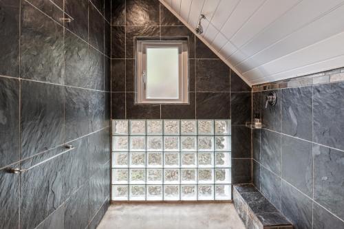 A bathroom at The Coach House at Hillwood