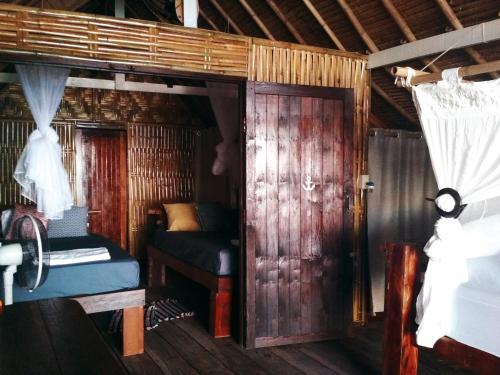 เตียงในห้องที่ Forra Pattaya Sea View Bungalow