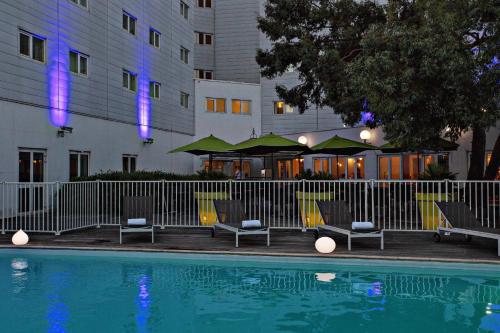Piscine de l'établissement Novotel Paris Orly Rungis Aéroport ou située à proximité