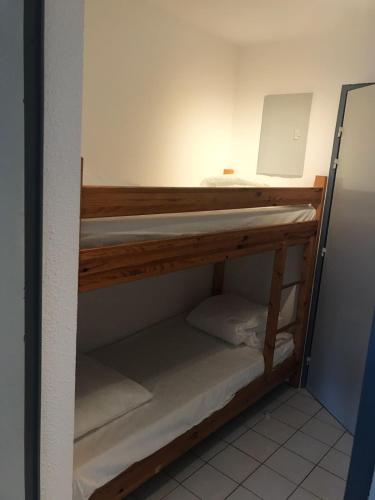 Cette chambre dispose de lits superposés. dans l'établissement Les Cyprès d'Or, à La Grande Motte