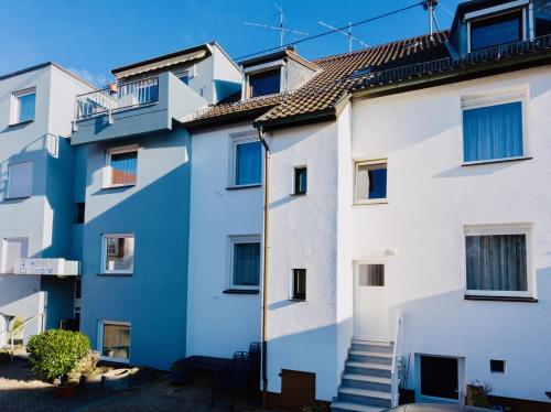 ein Apartmenthaus in Blau und Weiß in der Unterkunft Aparthotel Zum Dom in Kleinblittersdorf