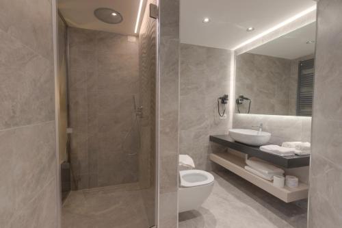 A bathroom at Hotel Rosengarten