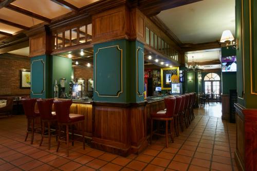 Area lounge atau bar di The Steuart by Citrus