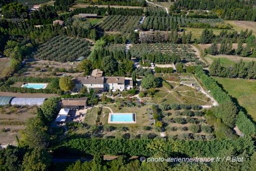 Πισίνα στο ή κοντά στο MAS DES FIGUES -très calme-Certifié Biologique FRBio10-jardin naturel écologique vivant-piscine 12x6-Copieux brunch paysan méditerranéen du jardin cuisine maison huile d'olive-Agritourisme-Alpilles-Saint Rémy de Provence-du 30 avril au 20 septembre 2026-