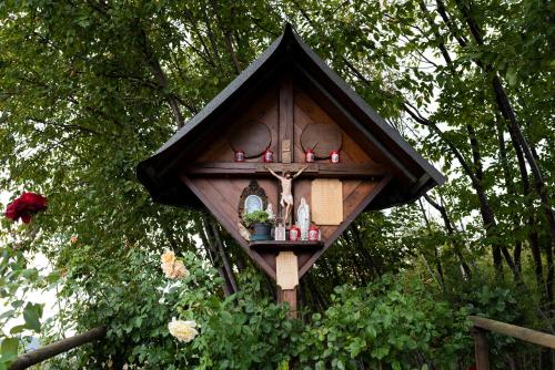 a bird house is attached to a tree at Hotel Agriturismo Al Luogo Del Giulio in Maniago