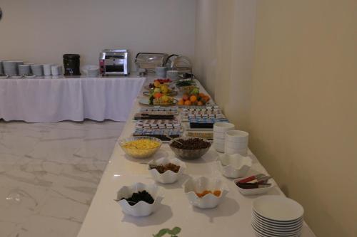 メルジフォンにあるKORKMAZ OTELの長テーブル