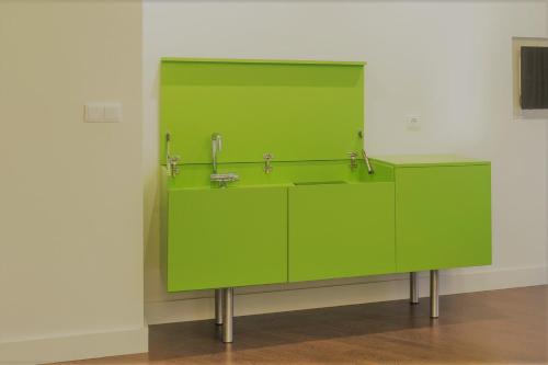 un armario verde con lavabo en una habitación en Porto Old Town – Tourism Apartments, en Oporto