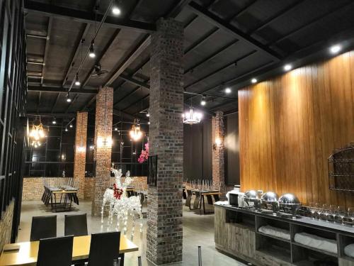um restaurante com mesas e cadeiras e paredes de tijolos em Taroko Inn em Xincheng