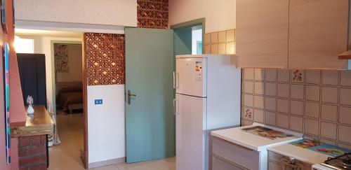 eine Küche mit einem weißen Kühlschrank im Zimmer in der Unterkunft VILLA RISORGIMENTO in centro sul corso principale in Scoglitti