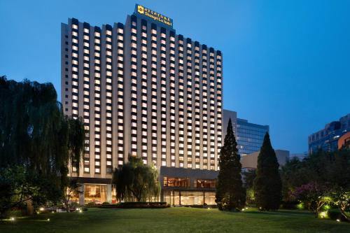 un gran edificio de hotel con un parque enfrente en Shangri-La Beijing en Pekín