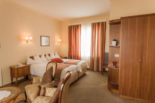 Letto o letti in una camera di Hansa Hotel Swakopmund