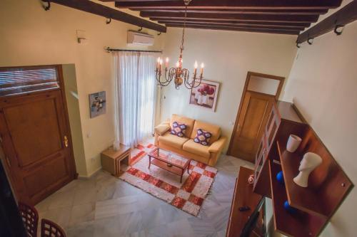 a living room with a couch and a chandelier at Atico Cielos 102 in El Puerto de Santa María