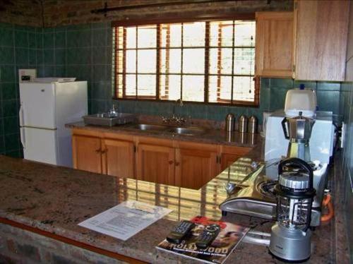 Η κουζίνα ή μικρή κουζίνα στο Sunset Creek Game Lodge