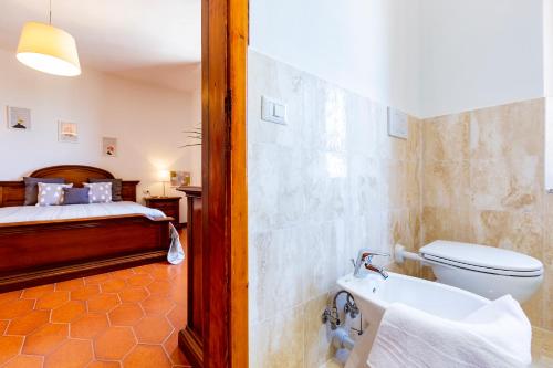 1 cama y baño con aseo y lavamanos. en Casa Donatella, en Montecchio