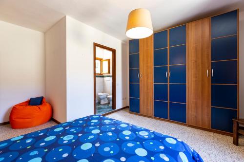 a bedroom with a blue bed and blue cabinets at Casa Donatella in Montecchio