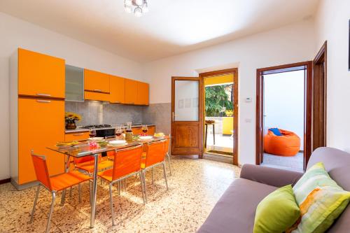 a kitchen and dining room with a table and chairs at Casa Donatella in Montecchio