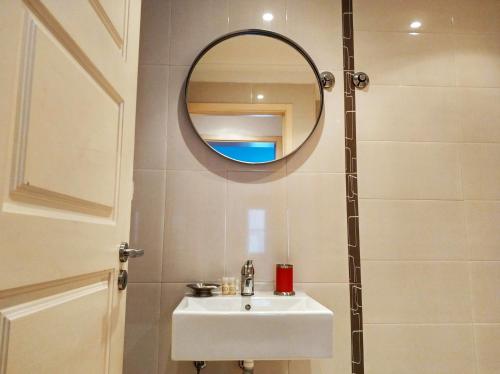 uma casa de banho com um lavatório e um espelho em Be 1 of Us Central Lisbon Bairro Alto Santa Catarina em Lisboa