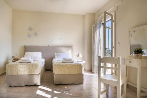 A bed or beds in a room at Villa Isalos